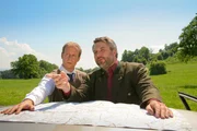 Da entlang?! Kommissar Stadler (Dieter Fischer, r.) und Controller Felix Seitz (Gábor Biedermann, l.) haben sich auf dem Weg zum Tatort verfahren. Da entlang?! Kommissar Stadler (Dieter Fischer, r.) und Controller Felix Seitz (Gábor Biedermann, l.) haben sich auf dem Weg zum Tatort verfahren.