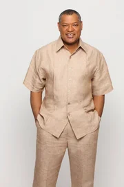 "Black-ish", Zerrissen zwischen mehreren Welten: Familienvater Andre hat es wahrlich nicht leicht. Aus ärmlichen Verhältnissen stammend, hat er sich in L.A. hochgearbeitet und blickt stolz auf seine afro-amerikanische Herkunft zurück. Den Rest der Familie scheint dies jedoch kaum zu interessieren. Ebenso mitreißende wie grandios besetzte Comedy, die 2017 in der Kategorie 'Beste Seriendarstellerin - Komödie oder Musical' mit einem Golden Globe ausgezeichnet wurde. "Black-ish", Zerrissen zwischen mehreren Welten: Familienvater Andre hat es wahrlich nicht leicht. Aus ärmlichen Verhältnissen stammend, hat er sich in L.A. hochgearbeitet und blickt stolz auf seine afro-amerikanische Herkunft zurück. Den Rest der Familie scheint dies jedoch kaum zu interessieren. Ebenso mitreißende wie grandios besetzte Comedy, die 2017 in der Kategorie 'Beste Seriendarstellerin - Komödie oder Musical' mit einem Golden Globe ausgezeichnet wurde.