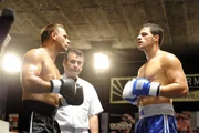 Der Ringrichter (Michael Reiter) gibt den Ring frei für Schilling (Tobias Licht) und seinen Gegner Stefan Wangler (Erhard Brem). Der Ringrichter (Michael Reiter) gibt den Ring frei für Schilling (Tobias Licht) und seinen Gegner Stefan Wangler (Erhard Brem).