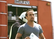 Semir (Erdogan Atalay) versucht den Rachefeldzug von Jochen Fischer zu stoppen. Der rächt sich nach seinem tragischen Unfall an den Schaulustigen, die damals die Zufahrt zu seiner Unfallstelle blockiert haben Semir (Erdogan Atalay) versucht den Rachefeldzug von Jochen Fischer zu stoppen. Der rächt sich nach seinem tragischen Unfall an den Schaulustigen, die damals die Zufahrt zu seiner Unfallstelle blockiert haben