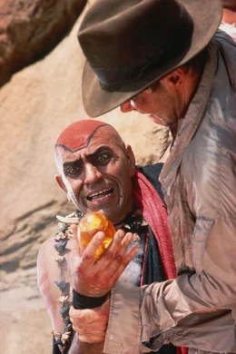 Auf einer wackligen, alten H&auml;ngebr&uuml;cke &uuml;ber einer tiefen Schlucht endet Indianas (Harrison Ford, r.) rasante Flucht vor dem blutr&uuml;nstigen Shiva-Kult und dem b&ouml;sen Hohepriester Mola Ram (Amrish Puri, l.) ...