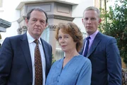 DI Robert Lewis (Kevin Whately, l.) und DS James Hathaway (Laurence Fox, r.) werden bei ihren Ermittlungen tatkräftig von Michelle Marber (Celia Imrie, M.) unterstützt. DI Robert Lewis (Kevin Whately, l.) und DS James Hathaway (Laurence Fox, r.) werden bei ihren Ermittlungen tatkräftig von Michelle Marber (Celia Imrie, M.) unterstützt.