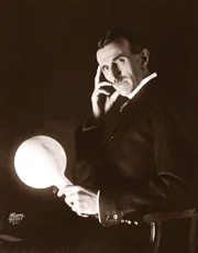 Er ist einer der produktivsten Erfinder des 20. Jahrhunderts - und der Mann, der die Welt elektrisiert hat. Nikola Tesla (Bild) hat die Menschheit in eine neue industrielle &Auml;ra gef&uuml;hrt und den Grundstein f&uuml;r das heutige technologische Zeitalter gelegt. Doch k&ouml;nnte das durch ein jenseitiges Design geschehen sein?