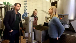 Sie haben es mit einem geheimnisvollen Fall zu tun: LKA-Kommissar Sascha Bergmann (Hary Prinz) und seine neue Kollegin Anni Sulmtaler (Anna Unterberger) befragen Clara Triebl (Emilia Warenski, Mitte).