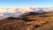 Vulkaninsel Teneriffa. Hohe Berge und schwarze Vulkanasche pr&auml;gen die Landschaft.