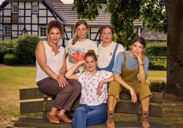 ARD Degeto LANDFRAUEN - WIR K&Ouml;NNEN AUCH ANDERS!, am Freitag (09.01.26) um 20:15 Uhr im ERSTEN. Titelbild/Presseheft -Frauenpower  Laura (Bettina Burchard, Mitte) lernt die Landfrauen kennen (v. li. n. re.): Johanna (Yasmina Djaballah), Katja (Ines Marie Westernstr&ouml;er), Emilie (Nadja Zwanziger) und Bine (Maike Johanna Reuter) kennen.