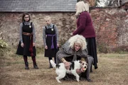 Clarissa (Kitty Slack, l.) und Sybille (Trixie Hyde, 2.v.l.) können es irgendwie nicht glauben: Angeblich soll Stern, der Hund, dieser merkwürdigen Frau Zelda Zunderwink (Gilian Cally, 2.v.r.) gehören. Frau Graustein (Clare Higgins, r.) bittet die beiden Mädchen, Mildred und Indigo zu holen, damit die sich vom Hund verabschieden können. Clarissa (Kitty Slack, l.) und Sybille (Trixie Hyde, 2.v.l.) können es irgendwie nicht glauben: Angeblich soll Stern, der Hund, dieser merkwürdigen Frau Zelda Zunderwink (Gilian Cally, 2.v.r.) gehören. Frau Graustein (Clare Higgins, r.) bittet die beiden Mädchen, Mildred und Indigo zu holen, damit die sich vom Hund verabschieden können.
