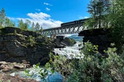 Die Raufjellfossen-Br&uuml;cke &uuml;ber den Ranelva-Wasserfall in Norwegen haben die Nazis im zweiten Weltkrieg von Kriegsgefangenen bauen lassen.