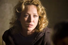 Macht sich gro&szlig;e Sorgen um ihre Kinder: Beth Stanfield (Virginia Madsen) ...