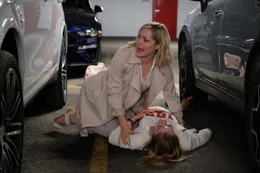 L-R: Jill Peterman (Georgina Haig) und Claire Ashton (Erica Deutschman)