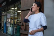 Nach den Vorkommnissen in Rom hat Eve (Sandra Oh) mit dem Geheimdienst abgeschlossen. Weit weg von Verh&ouml;ren und Auftragskillern, versucht sie, ihr Leben wieder auf die Reihe zu kriegen.