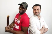 Personal-Coach Kelechi Onyele (li.) stellt Sternekoch Ali Güngörmüs mit afrikanischem Essen auf die Probe.