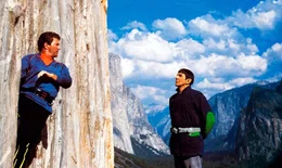 Mr. Spock (Leonard Nimoy, r.) kann f&uuml;r Captain Kirks (William Shatner, l.) sportliche Ambitionen beim Bergsteigen nur mitleidiges Bedauern empfinden, denn mit seinen praktischen Spezialschuhen ist es doch viel einfacher ...