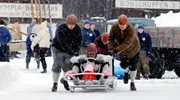 Bobfahrer Gamser (Sebastian Bezzel, Mitte unten) will mit seinen Spezis (Simon Schwarz, Mitte hinten), Franzl (Michael A. Grimm, r.) und Gustl (Antoine Monot Jr., li.) Olympia gewinnen.
