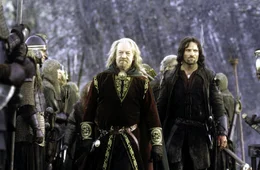 K&ouml;nig Theoden (Bernard Hill, l.) und der Krieger Aragorn (Viggo Mortensen) f&uuml;hren ihre K&auml;mpfer im Krieg gegen Sarumans Schergen an.