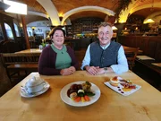 Brauerei-Gasthof Sch&ouml;nram in Sch&ouml;nram: Die Wirtsleute Arno und Andrea Henninger stellen das Men&uuml; des Tages vor. Vorspeise: Maultaschensuppe - Hauptgang: geschmorte Schweineb&auml;ckchen mit Brezn-Quark-Kn&ouml;del in Dunkelbiersauce - Nachtisch: Wei&szlig;bier-Eis-Souffl&eacute;.