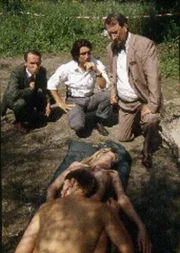 Gerichtsmediziner Leo Graf (Gerhard Zemann, r.) gibt eine erste Einsch&auml;tzung &uuml;ber die Todesursache des Liebespaars an der Donau ab. Kommissar Moser (Tobias Moretti, M.) und Stockinger (Karl Markovics, l.) erinnern sich an einen &auml;hnlichen Fall vor einem Jahr.