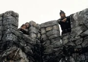 Die Mattis-R&auml;uber haben den kleinen Birk (Dan HĂĄfstr&ouml;m, 1.v.li.) gefangengenommen und wollen nun die Borka-R&auml;uber zum Abzug zwingen.