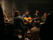 Thomas (Andreas D&ouml;hler) spielt f&uuml;r die Gruppe ein Lied aus der Vergangenheit der Familie.