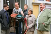 Die Cops (Mark-Alexander Solf, l.; Joseph Hannesschl&auml;ger, r.; Max M&uuml;ller, m.) fahren zur Wohnung des Opfers und treffen auf Hausmeister Rosenm&uuml;ller (Johannes Steck, 2.v.l.) und Nachbarin K&auml;the Haase (Sarah Camp, 2.v.r.).
