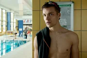 Carlo Lambert (Lennart Hillmann, r.), dessen Vater seinen Schwimmtrainer attackiert hat, scheint mehr über die Hintergründe des Vorfalls zu wissen, als er sagt. Carlo Lambert (Lennart Hillmann, r.), dessen Vater seinen Schwimmtrainer attackiert hat, scheint mehr über die Hintergründe des Vorfalls zu wissen, als er sagt.