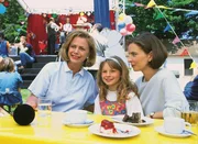 Marijke Amado moderiert auf dem Kinderfest eine "Kinder-Playback-Show" f&uuml;r die Waisenkinder. Bea (Isabelle von Siebenthal, r.) und Iris (Jana Kilka, M.) freuen sich riesig &uuml;ber den prominenten Gast!