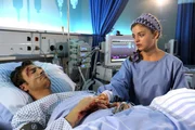 Lilli Gruber (Ronja Forcher, r.) am Bett ihres schwer verletzten Vaters (Heiko Ruprecht, l.). Lilli Gruber (Ronja Forcher, r.) am Bett ihres schwer verletzten Vaters (Heiko Ruprecht, l.).