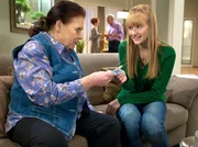 Die zahnschmerzengeplagte Charlotte Gauss (Ursula Karusseit, links) bedankt sich bei Marie Stein (Henriette Zimmeck), dass sie f&uuml;r sie in der Cafeteria eingesprungen ist. Otto Stein (Rolf Becker, hinten rechts) oder Pia Heilmann (Hendrikje Fitz) m&uuml;ssen davon aber nichts erfahren.