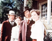 Almanzo Wilder (Dean Butler, l.) und John Carter (Stan Ivar, 2.v.r.) verabschieden sich von ihren Frauen Laura (Melissa Gilbert, 2.v.l.) und Sarah (Pamela Roylance, r.).