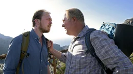 Klaus (Harald Krassnitzer) kann seinem Sohn Mark (Tino Mewes) etwas nicht verzeihen.
