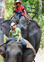 Moderatorin Wasiliki Goutziomitros (v.) im Elefantencamp "Elephant Special Tours".
