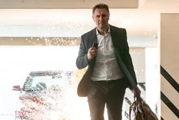 Alex Lewis (Liam Neeson) verwischt alle seine Spuren, hier mittels einer Explosion.