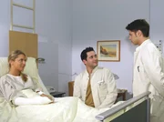 Dr. Philipp Brentano (Thomas Koch) und Vladi (Stephen D&uuml;rr) tragen vor der Patientin (Katrin Wei&szlig;er) ihre Kompetenzstreitigkeiten aus.