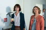 Am Arbeitsplatz von Ivo Martens machen Ida Müller-Dogan (Amelie Plaas, l.) und Tomke Jennsen (Anjorka Strechel, v.r.) eine interessante Entdeckung. Frau Ziebach (Kristin Lenhardt, h.) schaut den beiden interessiert zu. Am Arbeitsplatz von Ivo Martens machen Ida Müller-Dogan (Amelie Plaas, l.) und Tomke Jennsen (Anjorka Strechel, v.r.) eine interessante Entdeckung. Frau Ziebach (Kristin Lenhardt, h.) schaut den beiden interessiert zu.