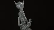 Die Mythologie um die G&ouml;ttin Isis ist sehr komplex. Unter anderem gebar sie Horus, der zum K&ouml;nig &Auml;gyptens wurde. Daher wurden alle Herrscher als "lebender Horus" angesehen.