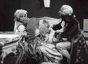 Silvia Luzzi als die eifers&uuml;chtig intrigierende Rosaura und Umberto Troni als der unstete Liebhaber Florindo in einer Commedia dell-arte-Szene.