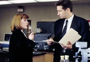 Mulder (David Duchovny, r.) und Scully (Gillian Anderson, l.) sind einem Geheimprojekt, bei dem Versuchspersonen au&szlig;erirdische DNS eingepflanzt wurde, auf der Spur ...