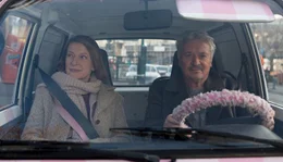 Emma Beeskow (Dagmar Manzel) traut sich endlich alleine &ndash; sehr zur Freude von August von Zinnerberg (Henry H&uuml;bchen).