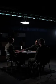 Drei Soldaten sitzen am Tisch