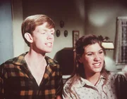 Jason (Jon Walmsley, l.) möchte unbedingt Musik studieren und wird von seiner Schwester Mary Ellen (Judy Norton-Taylor, r.) in seinem Vorhaben bestärkt. Jason (Jon Walmsley, l.) möchte unbedingt Musik studieren und wird von seiner Schwester Mary Ellen (Judy Norton-Taylor, r.) in seinem Vorhaben bestärkt.