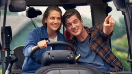 Laura (Bettina Burchard, li.) f&auml;hrt mit Paul (Max Bretschneider, re.) Traktor.