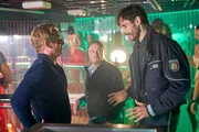 Semir (Erdogan Atalay, M.) und Paul (Daniel Roesner, l.) treffen in einem Nachtclub Pauls Ex-Kollegen Marc (Valentin Schreyer), der mit Paul etwas besprechen will.