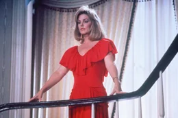 Jane Spencer (Priscilla Presley) ist die Sekret&auml;rin des Schurken Vincent Ludwig.