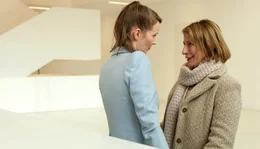 Verstehen sich oft nicht: Kassiererin Emma Beeskow (Dagmar Manzel, rechts) entschuldigt sich bei ihrer Tochter Linda (Klara Manzel) und l&auml;dt sie und Arne zum Essen ein.