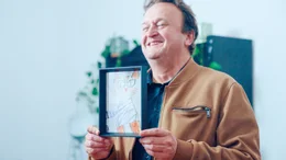 K&ouml;nnen wir unseren Augen und Ohren noch trauen, bei dem, was wir auf unseren Bildschirmen sehen? Hanno zeigt, was K&uuml;nstliche Intelligenz heute kann! T&auml;uschend echtes Videomaterial und Musik auf Knopfdruck? Jede Sprache sprechen? Familienfotos von 1925 zum Leben erwecken? Alles m&ouml;glich. Doch wo liegen die Grenzen und Gefahren, die damit einhergehen? Hanno testet verschiedene K.I. Tools auf Herz und Nieren und wird dabei von "K.I.K.I." begleitet, seiner pers&ouml;nlichen K.I. Assistentin f&uuml;r diese Doku. Zusammen gehen sie der Frage nach: Was kann man noch glauben? Im Bild: Echt oder KI? Das Bilderquiz f&uuml;r Kinga Jakabffy, K&uuml;nstlerin aus Wien.