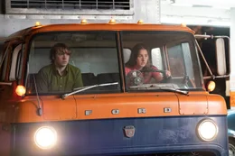 Gary (Cooper Hoffman, l.) und Alana (Alana Haim, r.) liefern ein Wasserbett an einen exzentrischen Produzenten &ndash; ein vermeintlicher Routinejob, der schnell aus dem Ruder l&auml;uft.