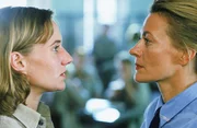 Kerstin (Meike Schl&uuml;ter, li.) will von Eva (Karen B&ouml;hne) wissen, wie es zu dem Tot ihrer Entlastungszeugin gekommen ist. F&uuml;r Kerstin ist mit der Zeugin auch die letzte Hoffnung auf baldige Entlassung gestorben...