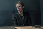 Die aus dem Elsass stammende &Uuml;bersetzerin Simone Strasser (Vicky Krieps) soll dem Gestapo-Chef von La Rochelle, Hagen Forster, als &Uuml;bersetzerin bei einer Vernehmung zur Seite stehen.