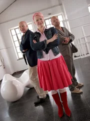 Von links: Professor Raimund Wünsche, Enie van de Meiklokjes und Professor Wolfgang Flatz. Von links: Professor Raimund Wünsche, Enie van de Meiklokjes und Professor Wolfgang Flatz.