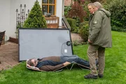 Ein Toter im Garten. Hubert (Christian Tramitz, m.) und Girwidz (Michael Brandnder, r.) sollen ermitteln. Aber alles sieht zuerst nach einem Unfall aus....